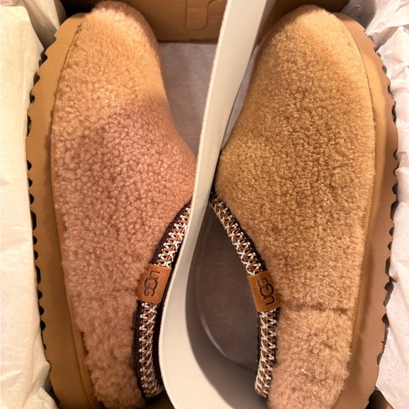 UGG Other - UGG Tan Shearling Slippers NEW big kids size 6 fits like an adult size 7